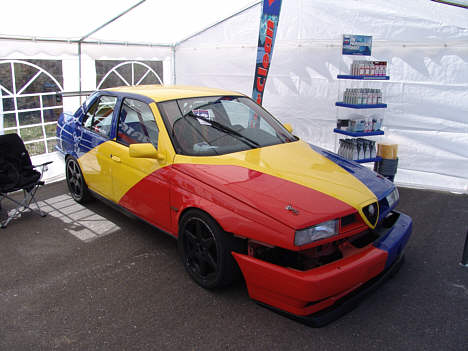Jo, det er Kris Nissens gamle NOSSCAR-Alfa Romeo, som også Svend Hansen prøvede kræfter med. Her skudt ved Jyllands-Ringens testweekend i april.